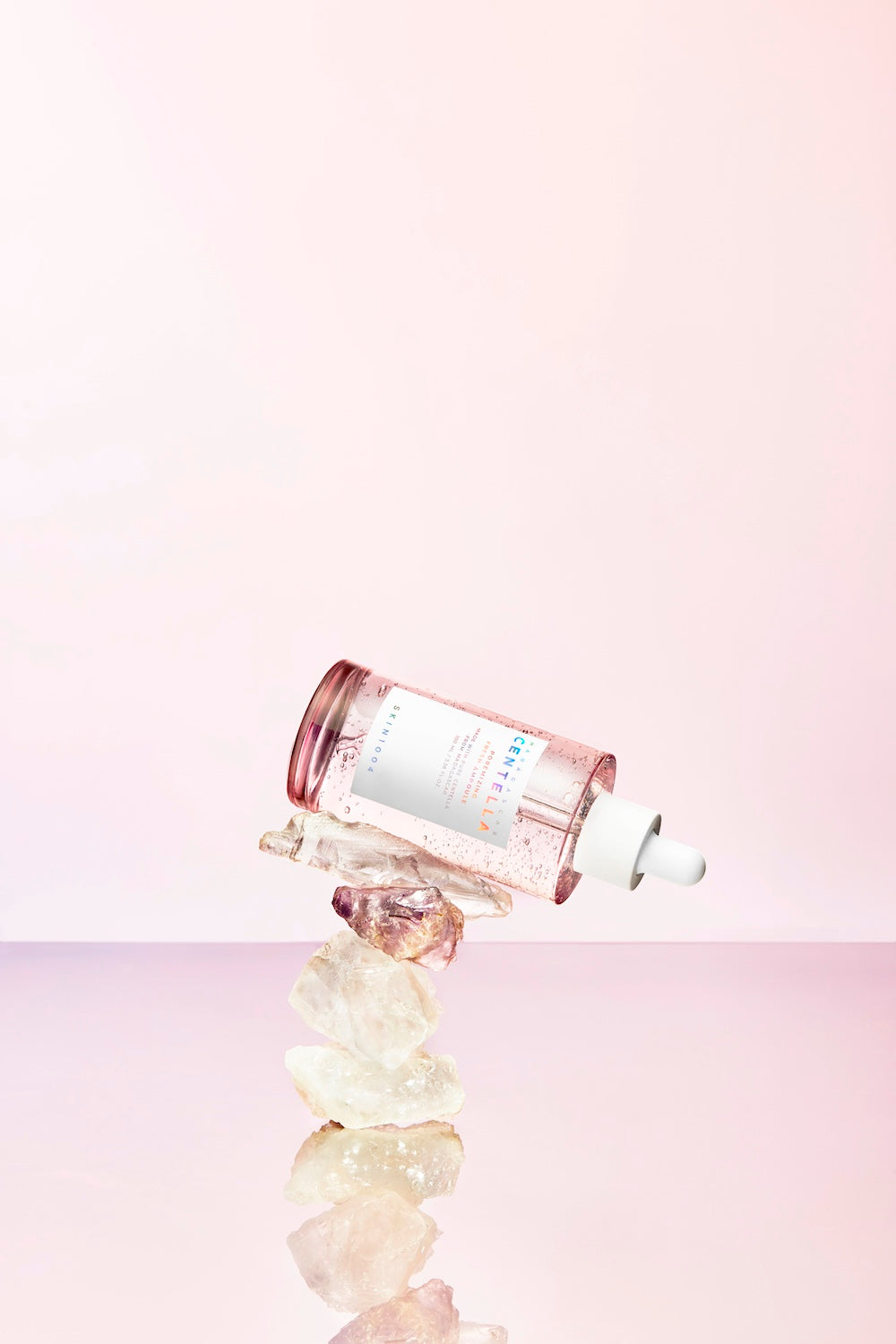 Poremizing ampoule held for size reference