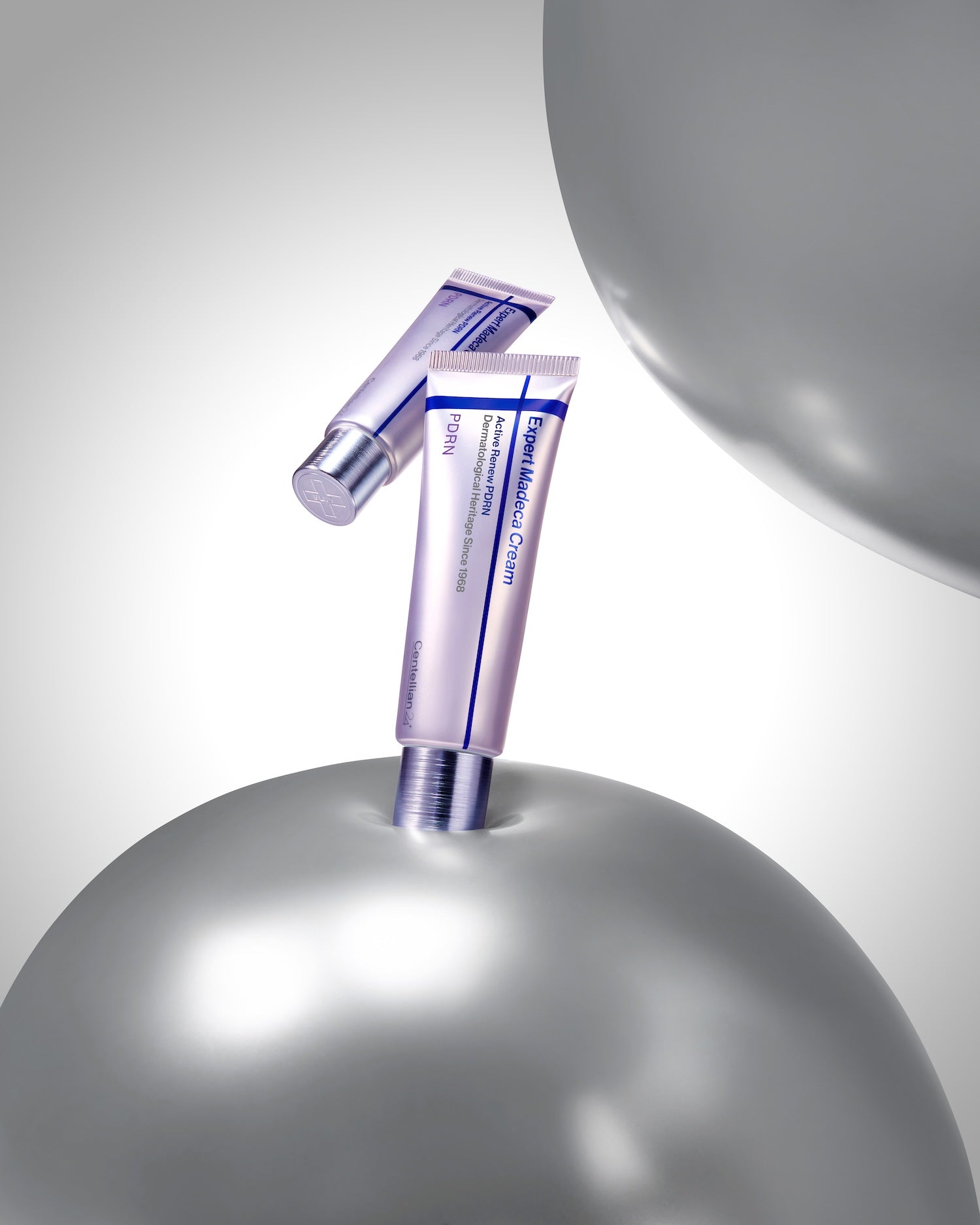 Centellian24 Expert Madeca Cream applied with fingertip